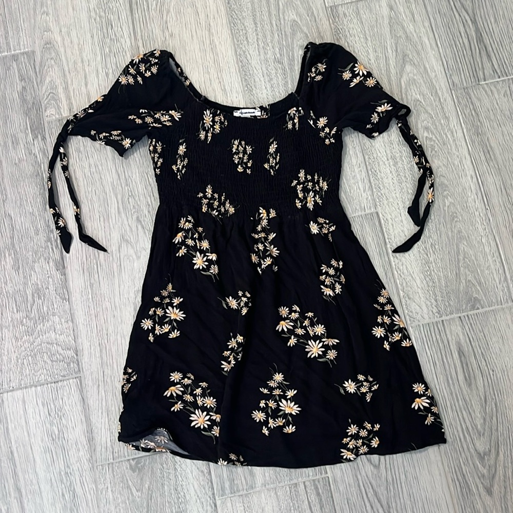 Ladies dress, size XS, black with daisy flowers